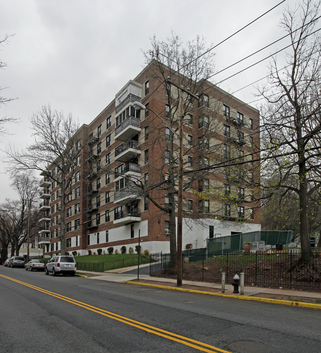 800 Victory Blvd in Staten Island, NY - Building Photo