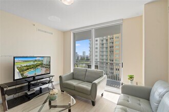 1745 E Hallandale Beach Blvd in Hallandale Beach, FL - Foto de edificio - Building Photo