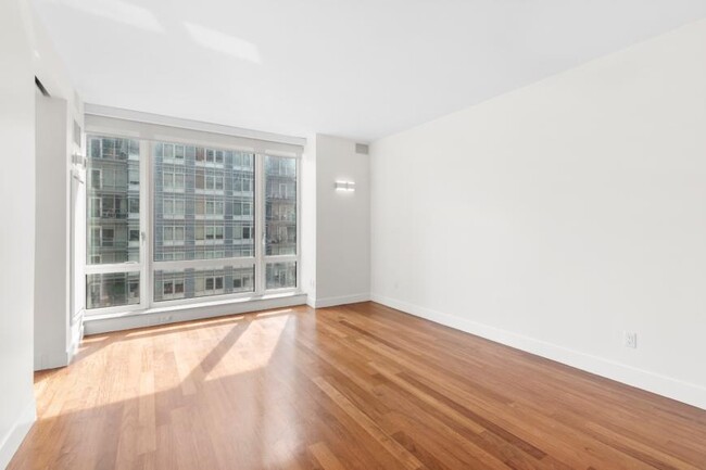 250 E 53rd St in New York, NY - Foto de edificio - Building Photo