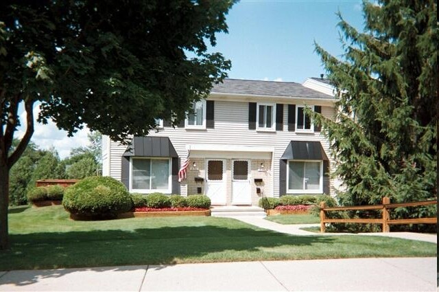 Kensington Heights in Milford, MI - Building Photo - Building Photo