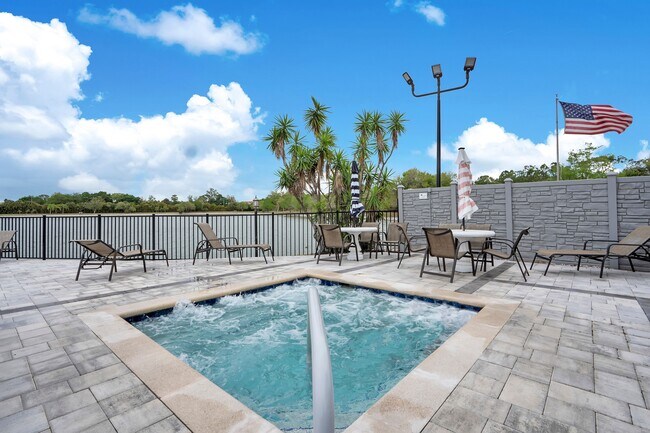 9610 Green Cypress Ln, Unit 15 in Ft. Myers, FL - Foto de edificio - Building Photo