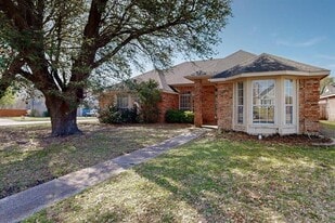 202 Willow Creek Dr in Glenn Heights, TX - Building Photo