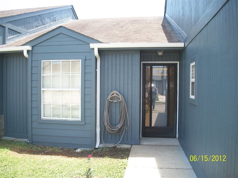 524 Independence Ct in Radcliff, KY - Building Photo