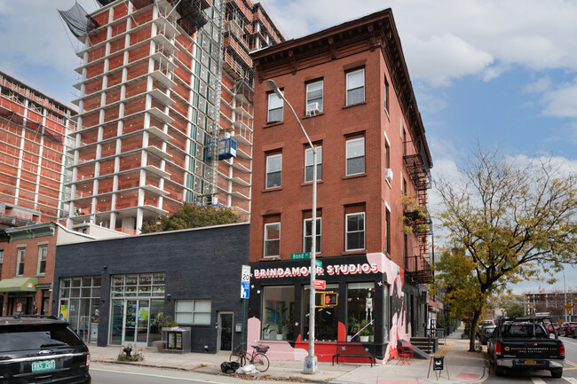 305 Bond St in Brooklyn, NY - Foto de edificio - Building Photo