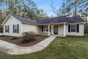 146 Sanders-Davis Rd in Newnan, GA - Building Photo