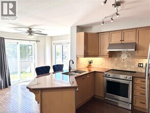 122 Foxborough Dr in Hamilton, ON - Building Photo - Building Photo