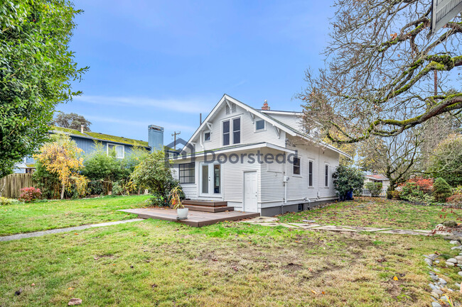 10824 53rd Ave S in Seattle, WA - Foto de edificio - Building Photo