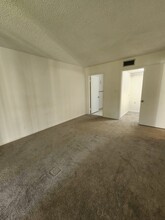 3341 NW 47th Ter, Unit 211 in Lauderdale Lakes, FL - Building Photo - Building Photo