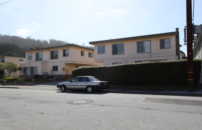 1375 Adobe Dr in Pacifica, CA - Foto de edificio - Building Photo