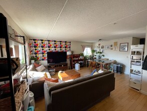 122 Sycamore St, Unit 2 in Somerville, MA - Foto de edificio - Building Photo