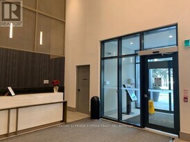 430 Square One Dr in Mississauga, ON - Building Photo