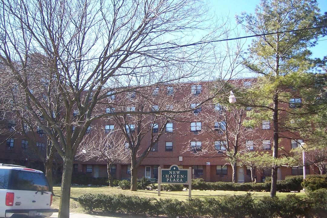 New Haven Plaza in Far Rockaway, NY - Building Photo