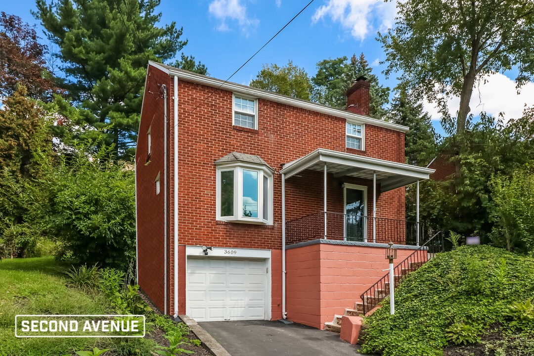 3609 W Run Rd in Munhall, PA - Building Photo