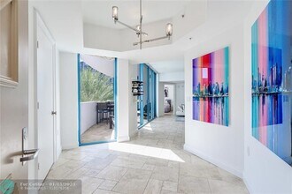 333 Las Olas Way in Fort Lauderdale, FL - Foto de edificio - Building Photo