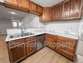 1027 E Stone St in Independence, MO - Building Photo - Building Photo