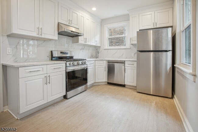 2 Meeker Pl-Unit -2 in Millburn, NJ - Building Photo - Building Photo