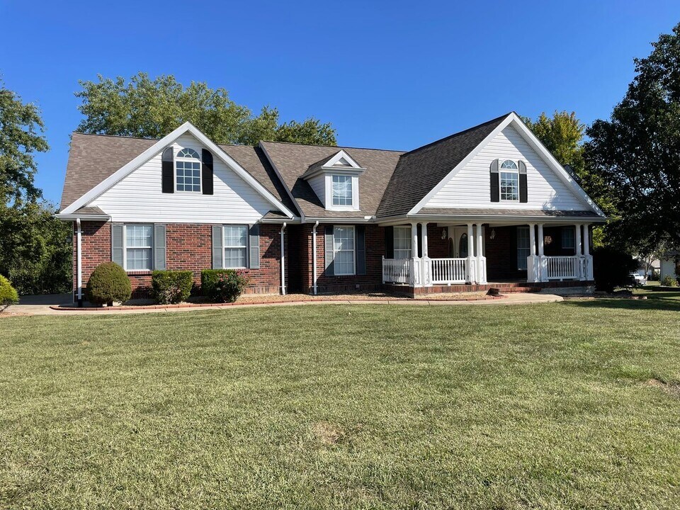 405 Bluff Dr in Troy, MO - Building Photo