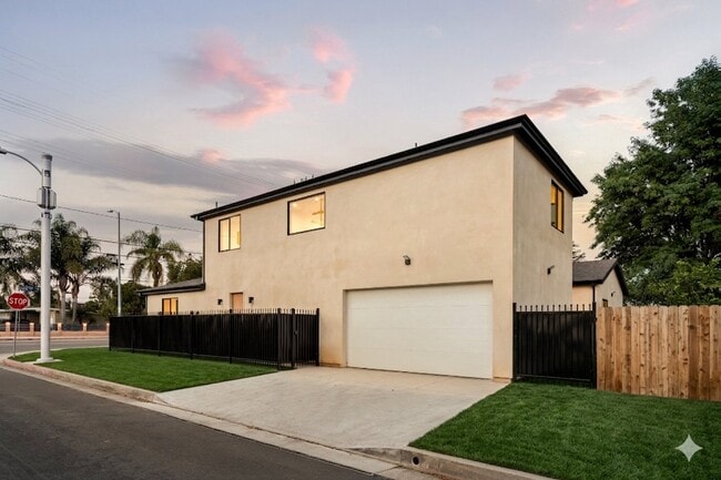 17852 Saticoy St in Los Angeles, CA - Building Photo - Building Photo