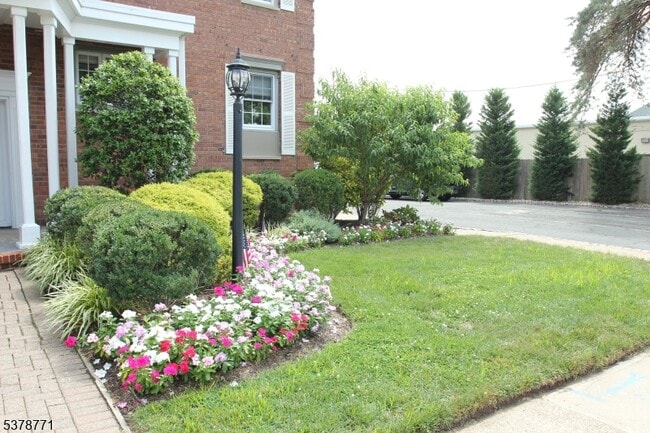 206 Main St in Millburn, NJ - Foto de edificio - Building Photo