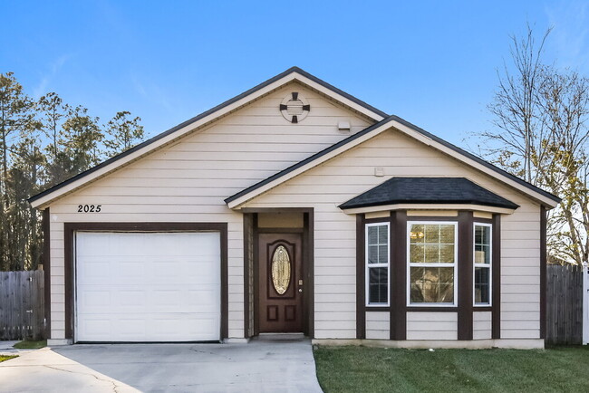 property at 2025 Hunters Trace Cir