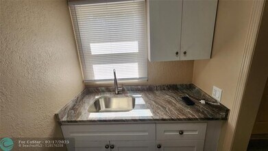 609 SW 4th Ave-Unit -4 in Fort Lauderdale, FL - Building Photo - Building Photo
