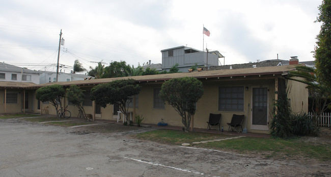 400 Marina Dr in Seal Beach, CA - Foto de edificio - Building Photo