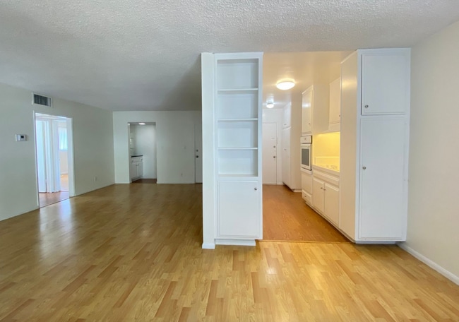 319 S Clark Dr in Los Angeles, CA - Building Photo - Building Photo