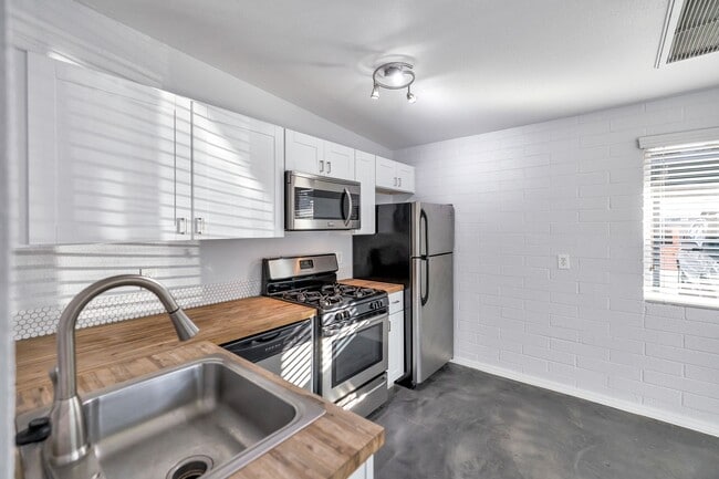 Beautiful 1Bed/1Bath with Private Patio in Tempe, AZ - Building Photo - Building Photo