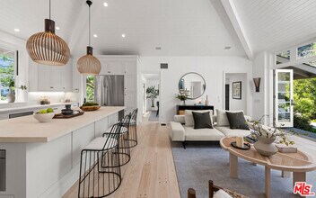 1330 N Wetherly Dr in Los Angeles, CA - Building Photo - Building Photo