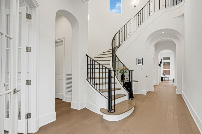 2706 Tudor Manor in Houston, TX - Foto de edificio - Building Photo