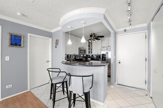111 W Maple St in Chicago, IL - Building Photo - Building Photo