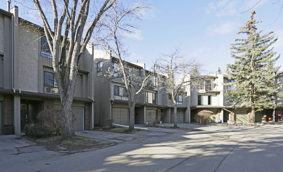 Poiint McKay I in Calgary, AB - Building Photo