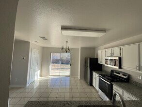 406 Rustic Stable in San Antonio, TX - Foto de edificio - Building Photo