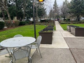 Mayfield Court Apartments in Portland, OR - Building Photo - Building Photo