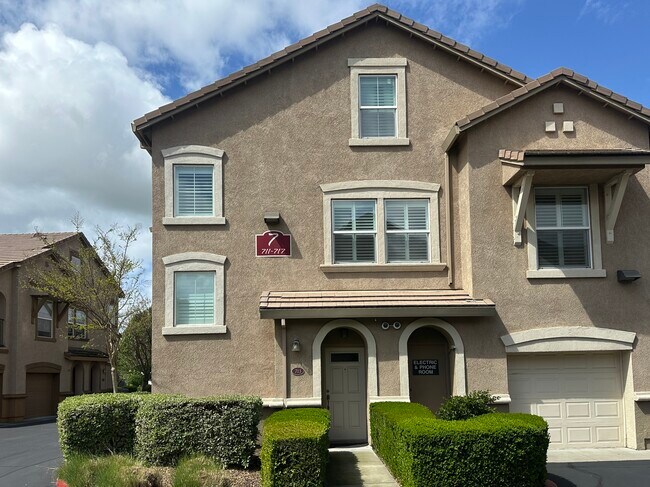 5350 Dunlay Dr, Unit 713 in Sacramento, CA - Building Photo - Building Photo