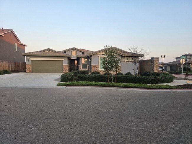 1306 Rdg Crk Ests Wy in Dinuba, CA - Building Photo - Building Photo