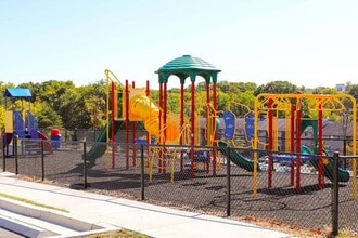Bladensburg Commons in Bladensburg, MD - Foto de edificio - Building Photo