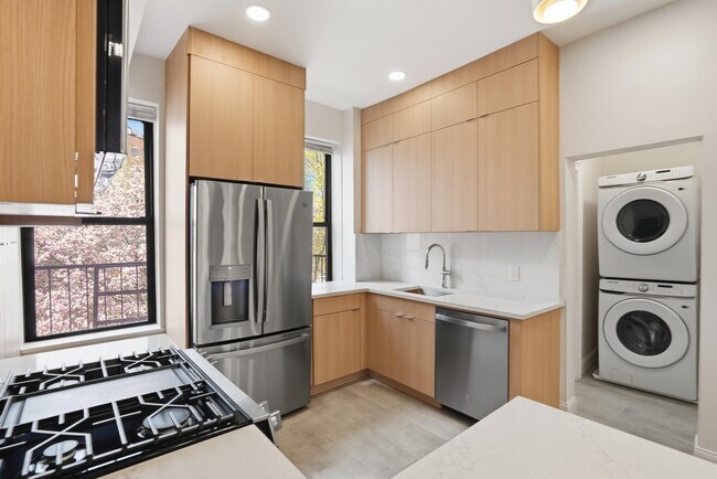 233 1/2 Summit Ave in Jersey City, NJ - Building Photo - Building Photo