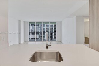 1756 N Bayshore Dr, Unit 33E in Miami, FL - Building Photo - Building Photo