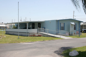 Imperial Courts Mobile Home Park in New Port Richey, FL - Building Photo - Building Photo