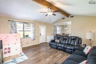 702 W Clara Ave in Iowa Park, TX - Building Photo - Building Photo