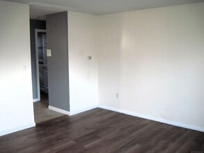 1079 Blue Hills Ave in Bloomfield, CT - Building Photo - Building Photo