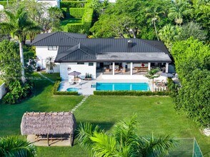 14615 SW 77th Ct in Palmetto Bay, FL - Foto de edificio - Building Photo