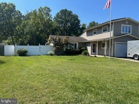 8 Buckingham Dr in Mount Holly, NJ - Building Photo
