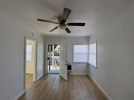 8800 Compton Ave in Los Angeles, CA - Building Photo