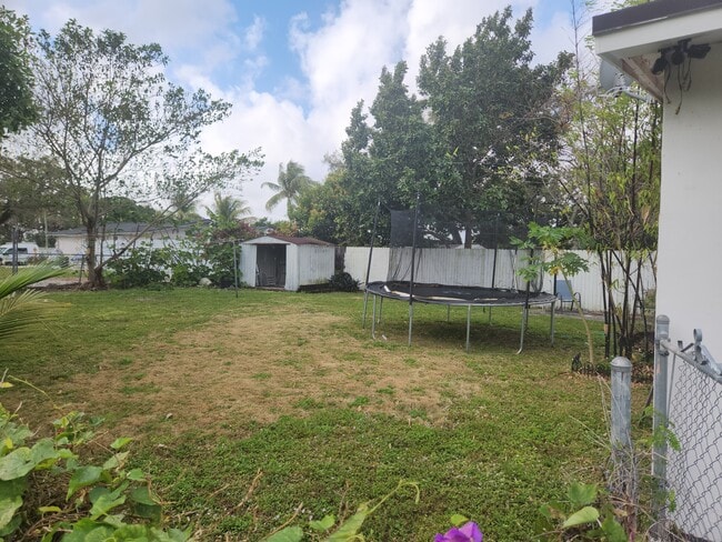 838 NW 98th St in Miami, FL - Foto de edificio - Building Photo