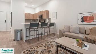 5256 International Dr, Unit 106 in Orlando, FL - Building Photo