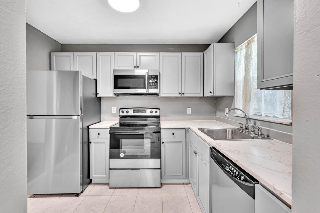 5100 SW 64th Ave in Davie, FL - Foto de edificio
