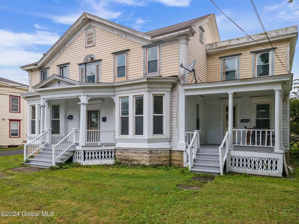 603 E Main St in Cobleskill, NY - Building Photo