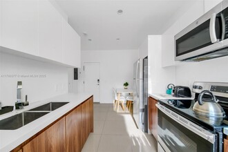 924 Marseille Dr in Miami Beach, FL - Building Photo - Building Photo